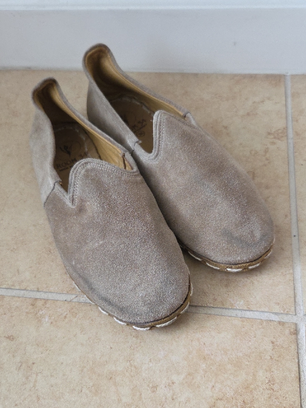 ROOM 34 Suede Leather Slip-On Flats Grounding Shoes in Taupe Handcrafted Sz 6